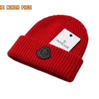 The simple and fashionable red hat of Moncler